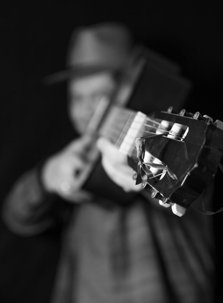 Model Mikha - Gitarre als Waffe