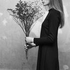 Model mit Blumen