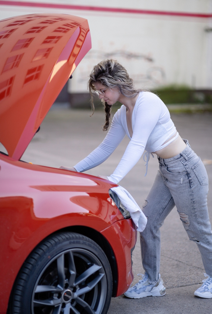 Model mit rotem Auto