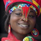 Model mit südafrikanischem Outfit