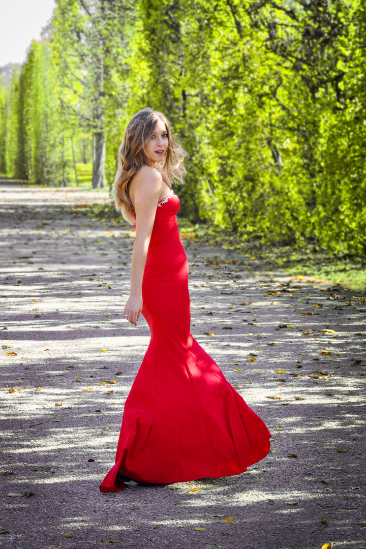 Model Raphaela *red dress*