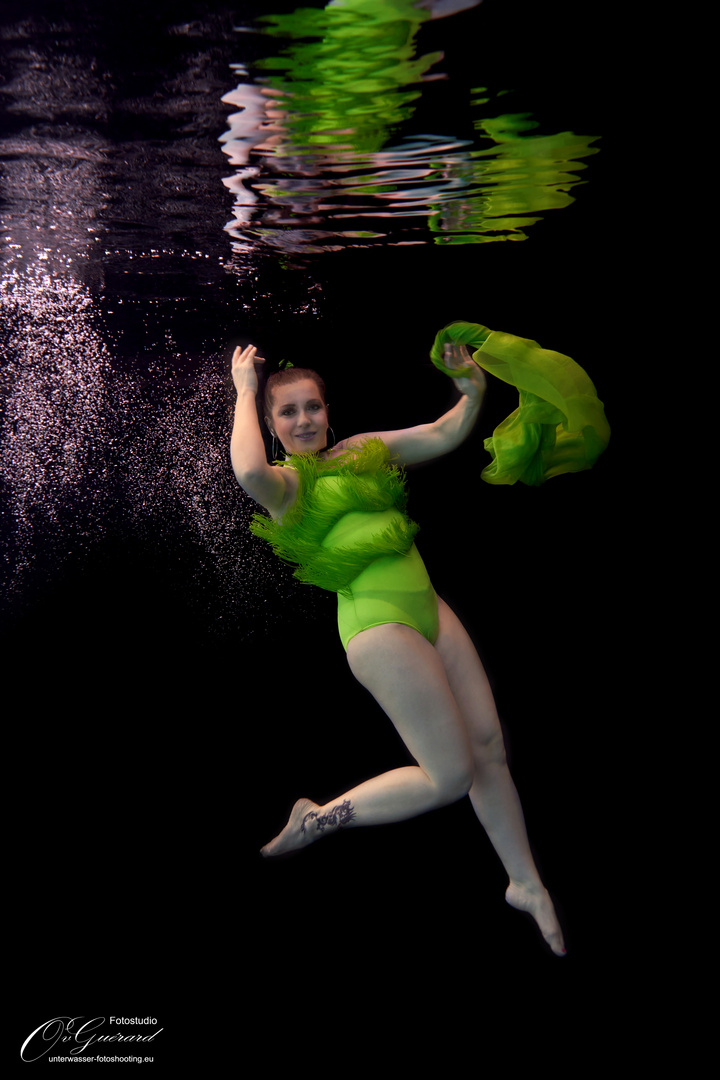 Model Unterwasser Fotoshooting - Thema NEON