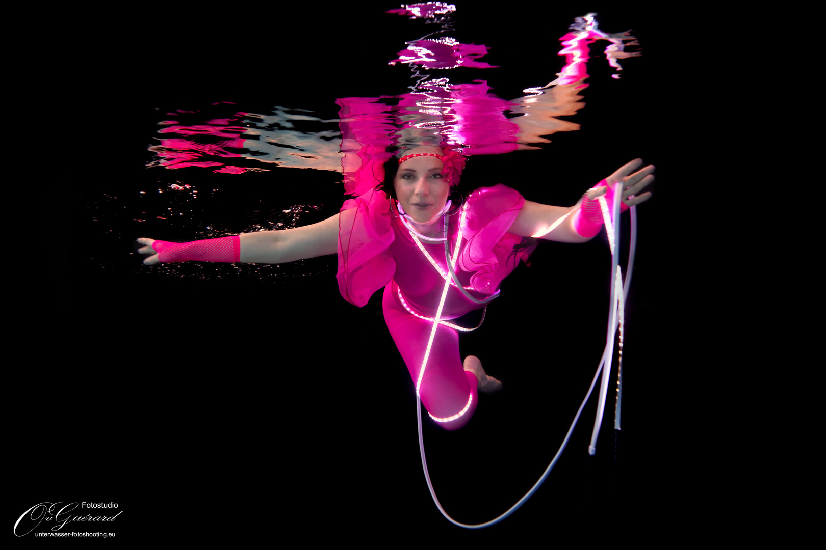 Model Unterwasser Fotoshooting - Thema NEON