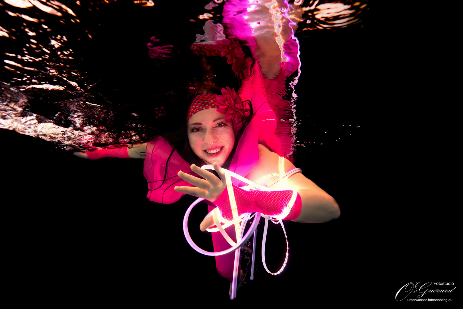 Model Unterwasser Fotoshooting - Thema NEON