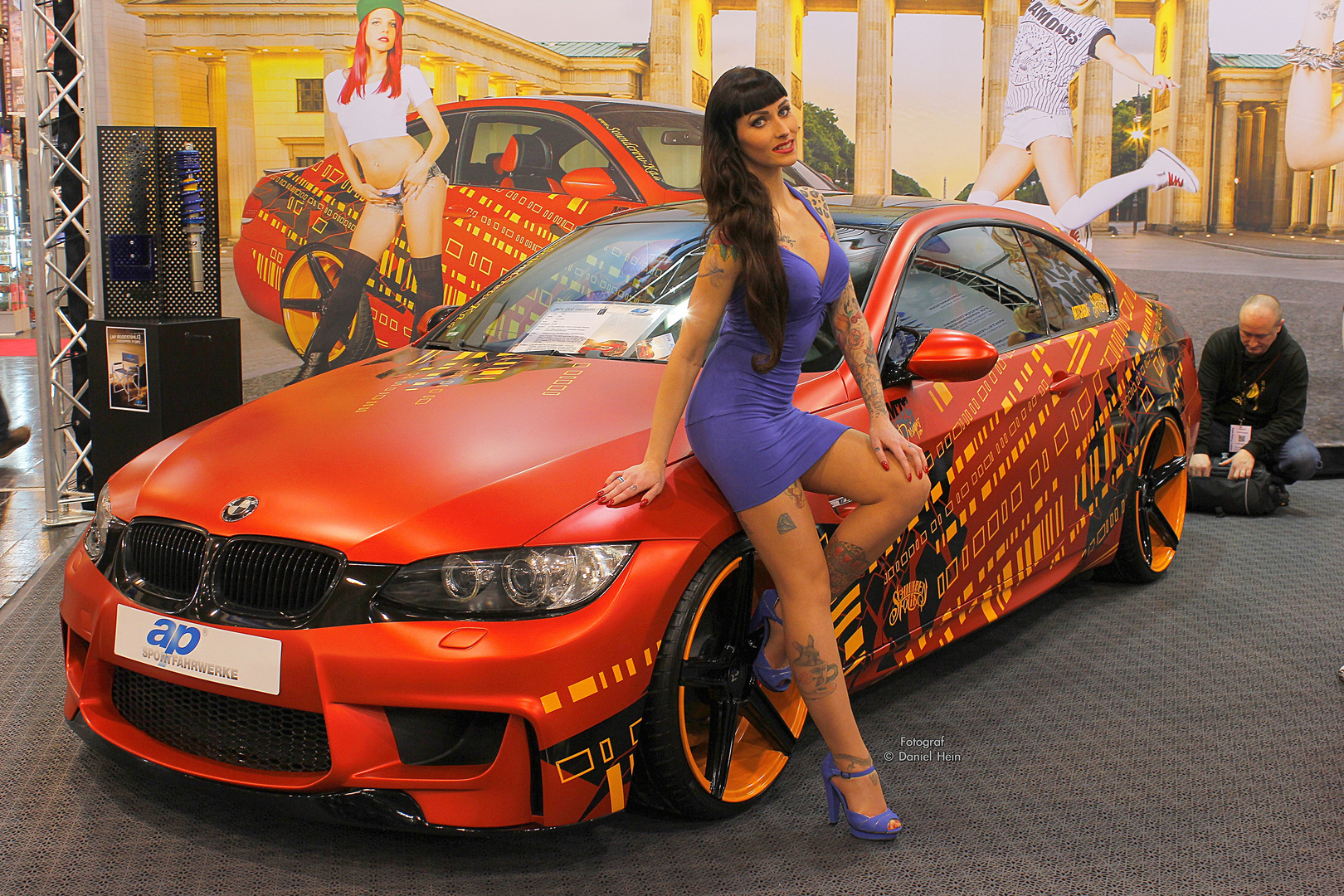 Model Wildcat vor einem BMW auf der Essen Motor Show 2015.