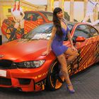 Model Wildcat vor einem BMW auf der Essen Motor Show 2015.