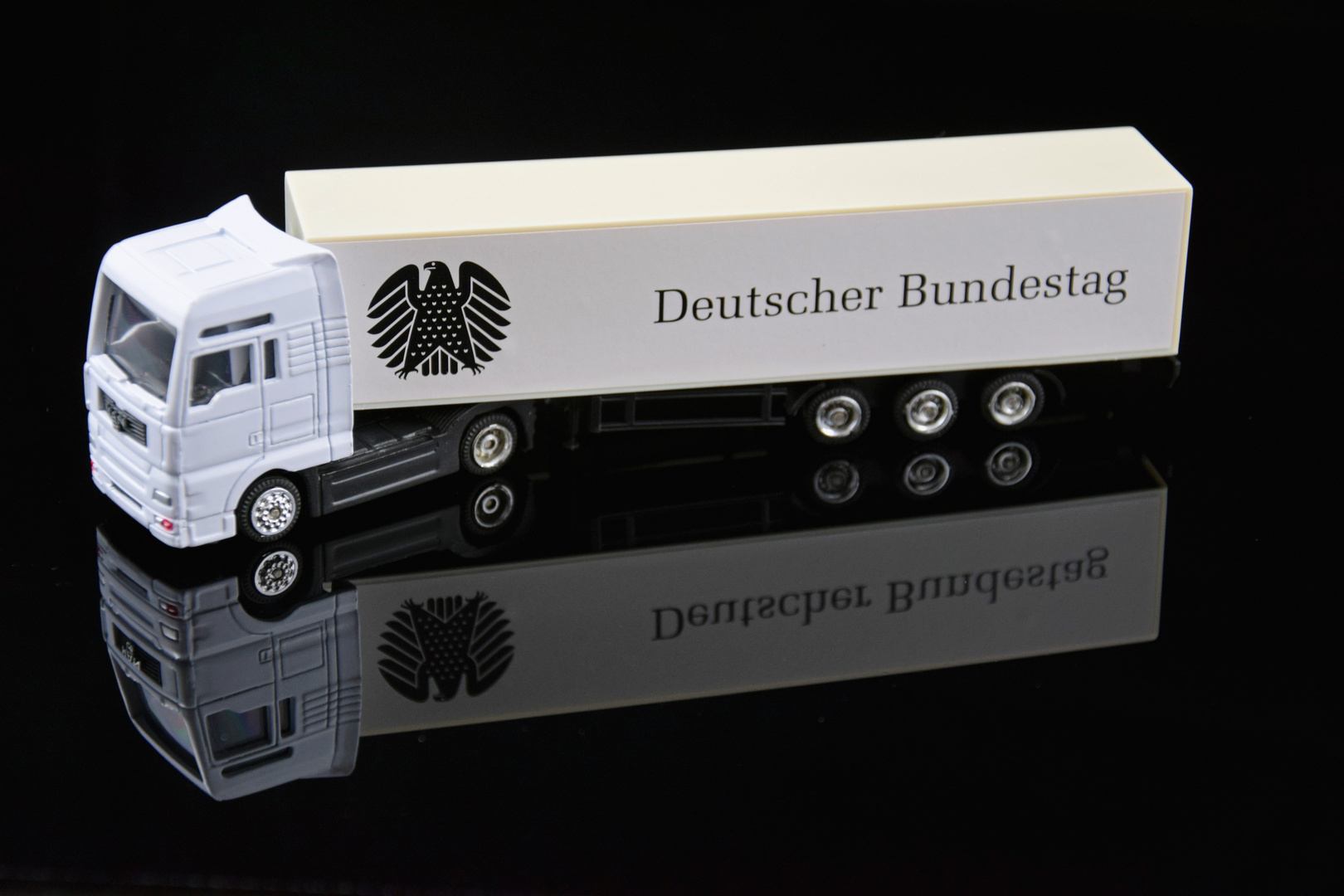 Modell des Infotrucks des Deutschen Bundestages