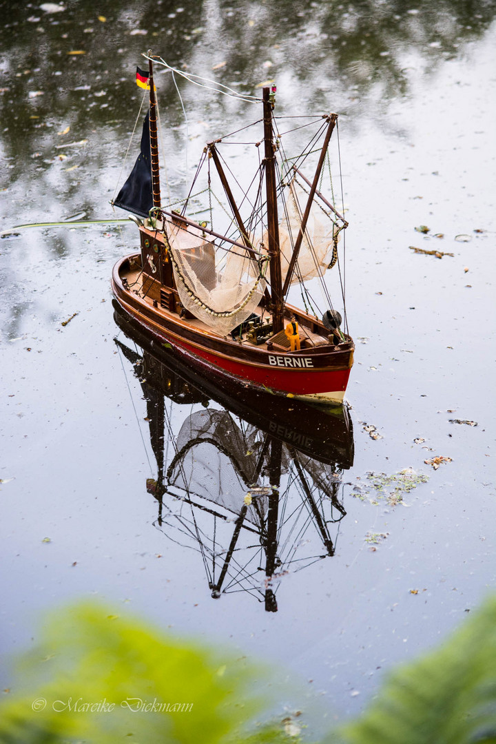 Modell Fischkutter auf der Bremer Wümme