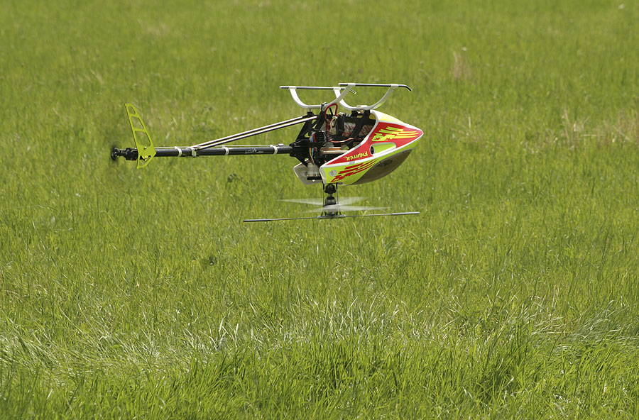 Modell-Heli im Schwebflug... kopfüber