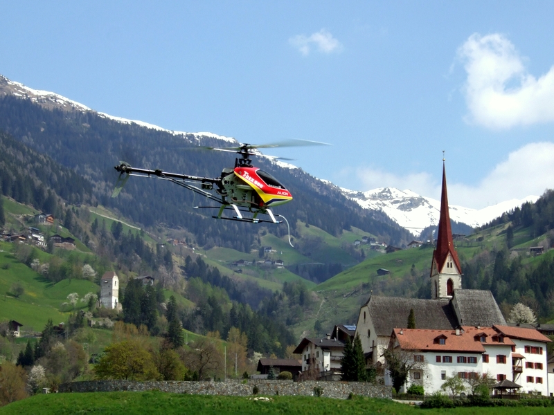 Modell-Hubschrauber im Passeiertal / Südtirol