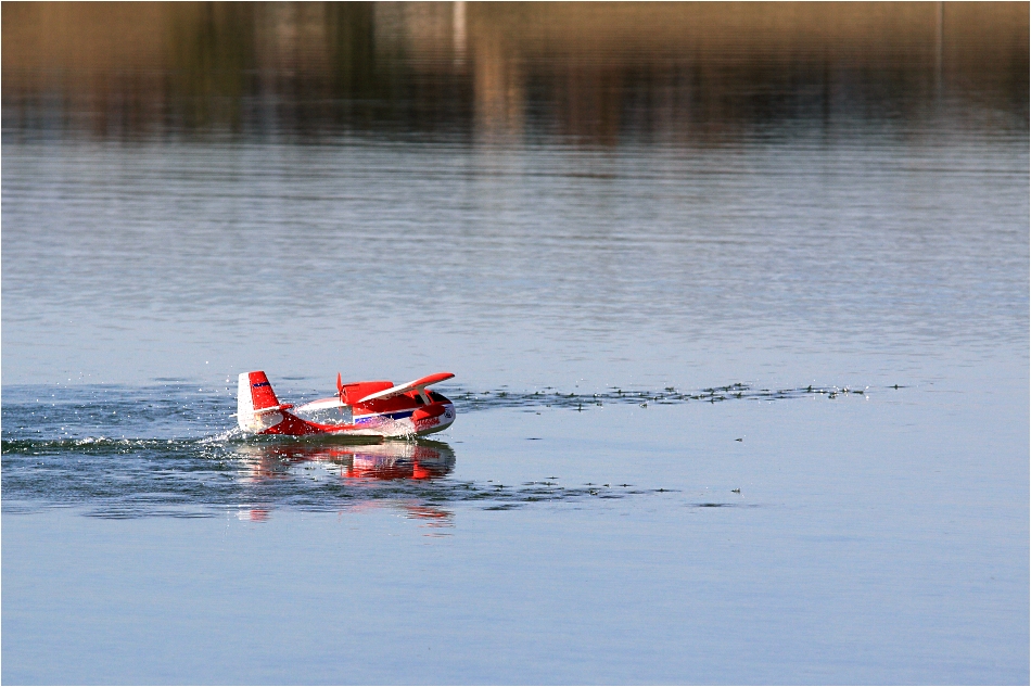 Modell-Wasser-Landung