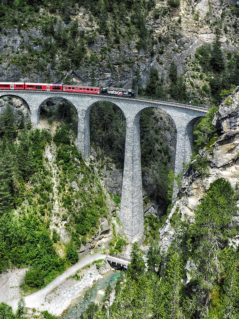 Modellbahn im Hochformat