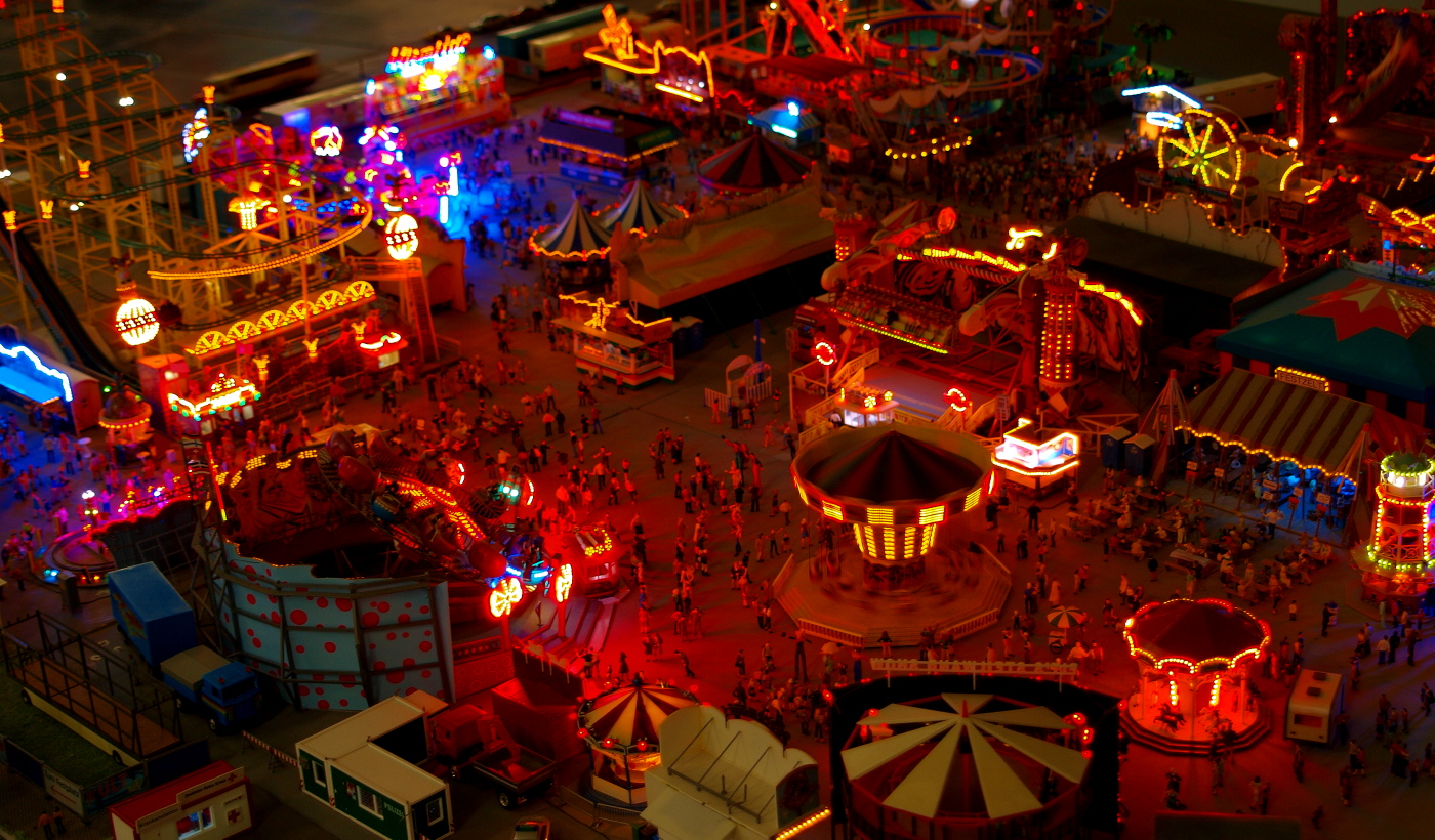 Modellbaukirmes by night