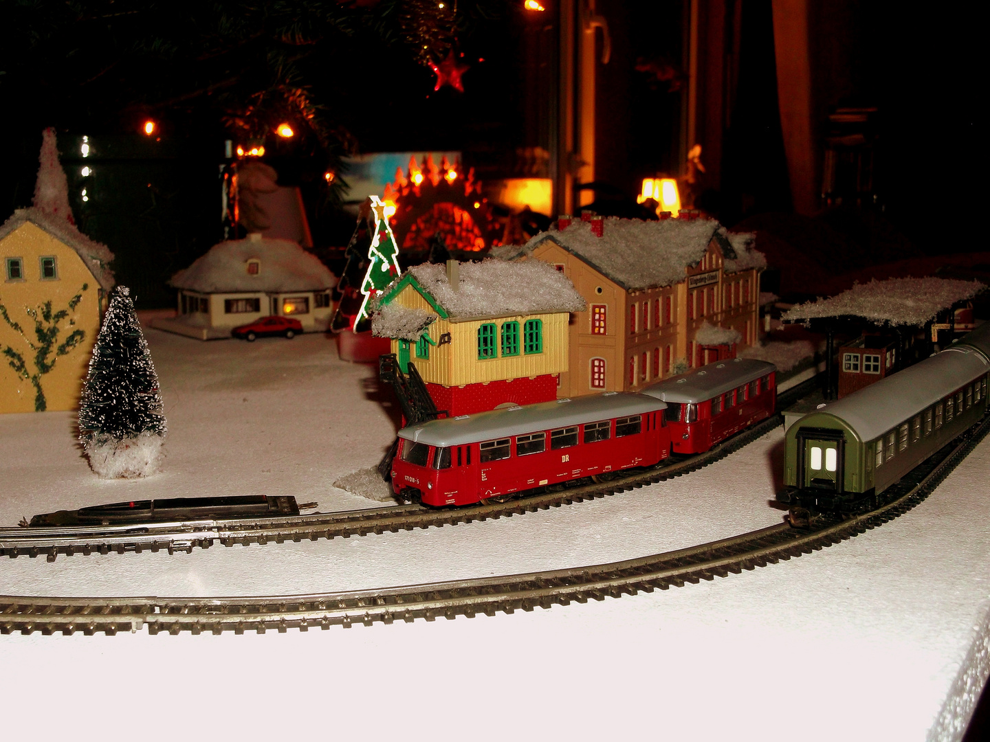 Modelleisenbahn mit Winterlandschaft