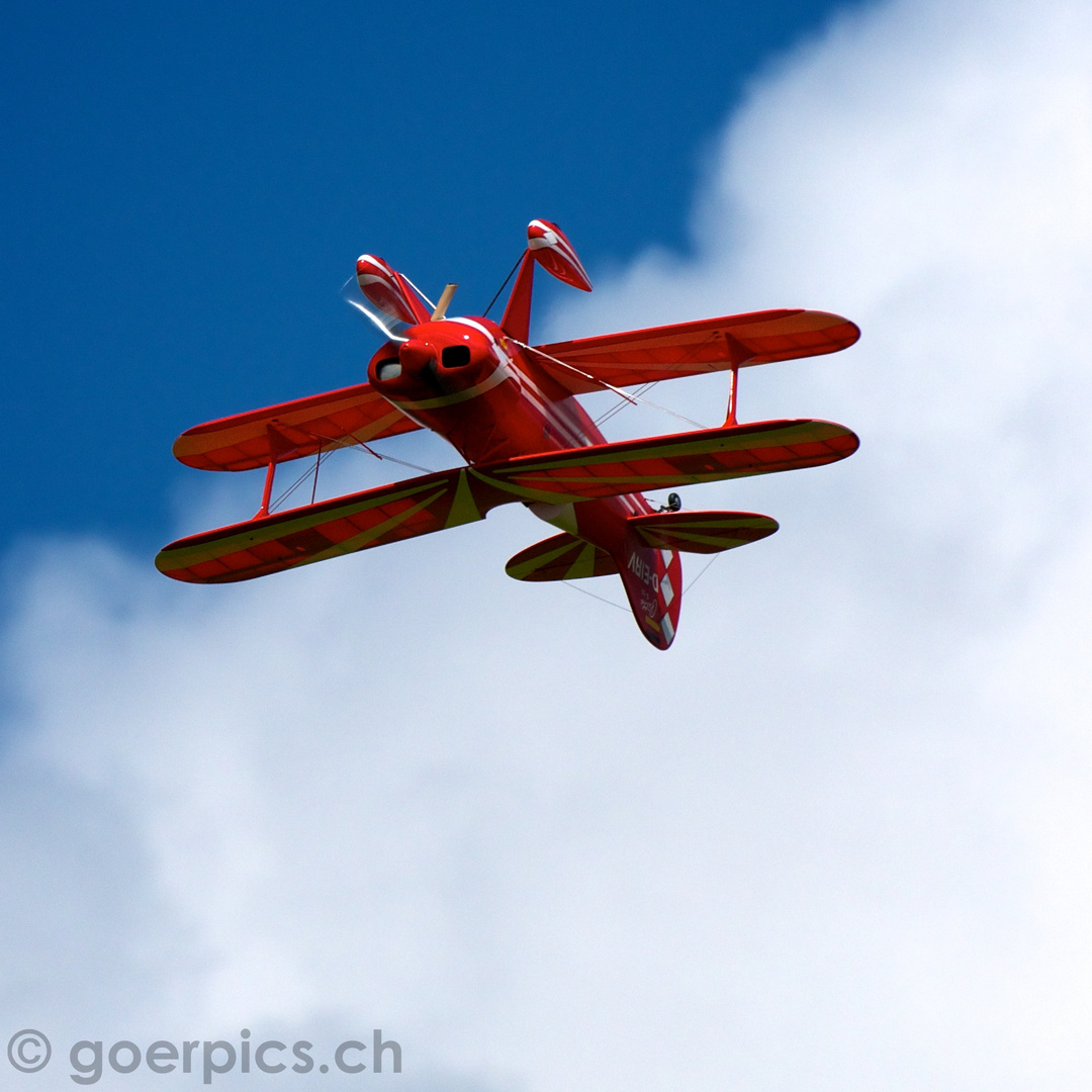 Modellflug: Roter Doppeldecker... beim Looping