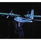 Modellflugzeug bei Nacht