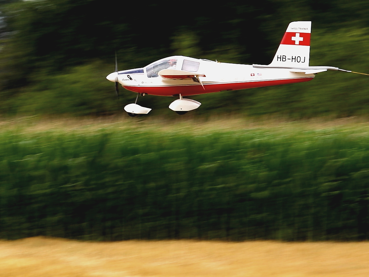 Modellflugzeug beim Landeanflug auf Dossenheim August 2010