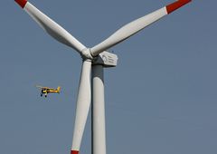 Modellfugzeug inspiziert ein Windrad