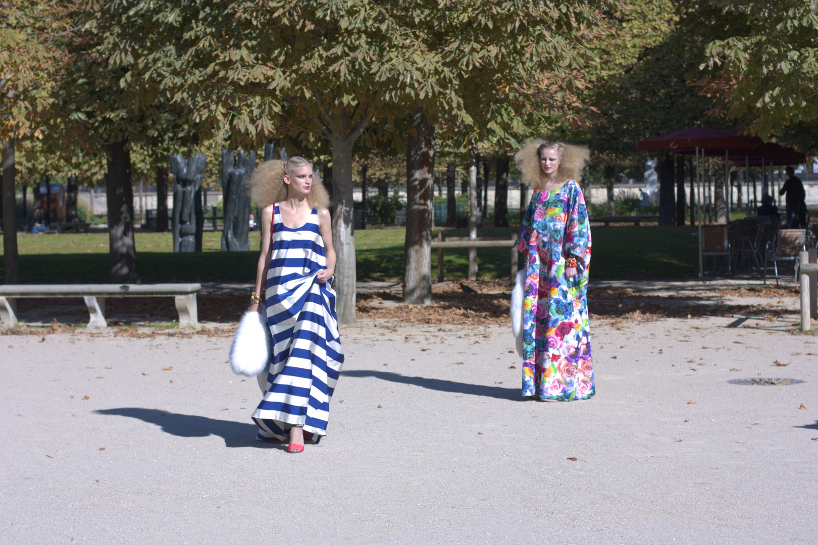 Modelos en el jardín de las Tullerías de París.