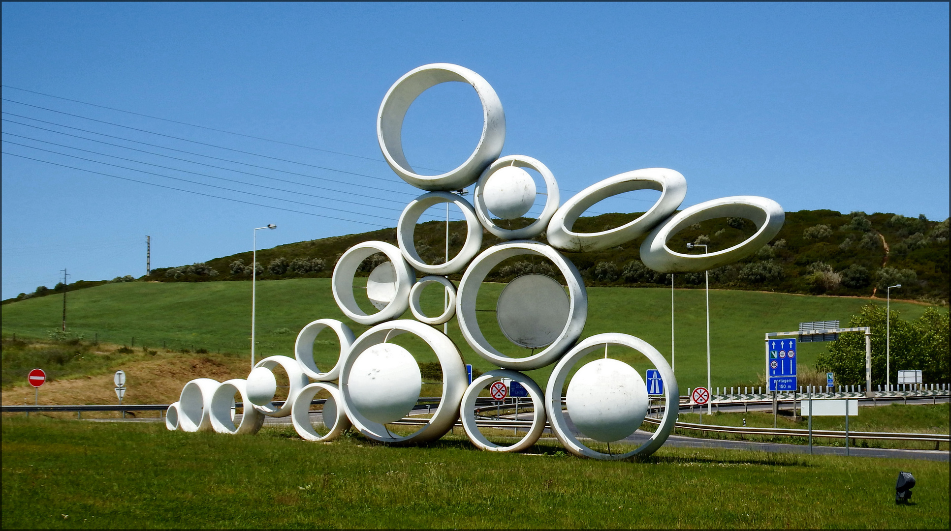 Modern sculpture in a new roundabout Foto Immagini world, dokumentation, europa Foto su