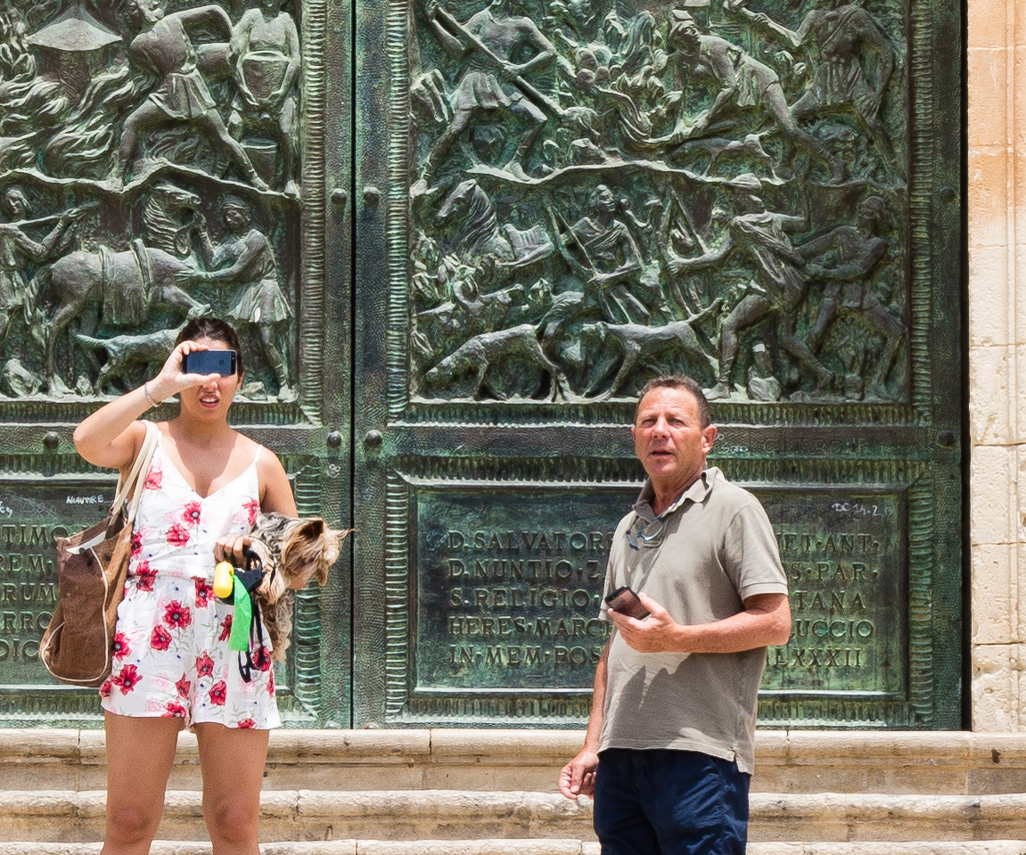 "Modern tourism": Kulturgut, Hündchen und Foto-Smartphone...