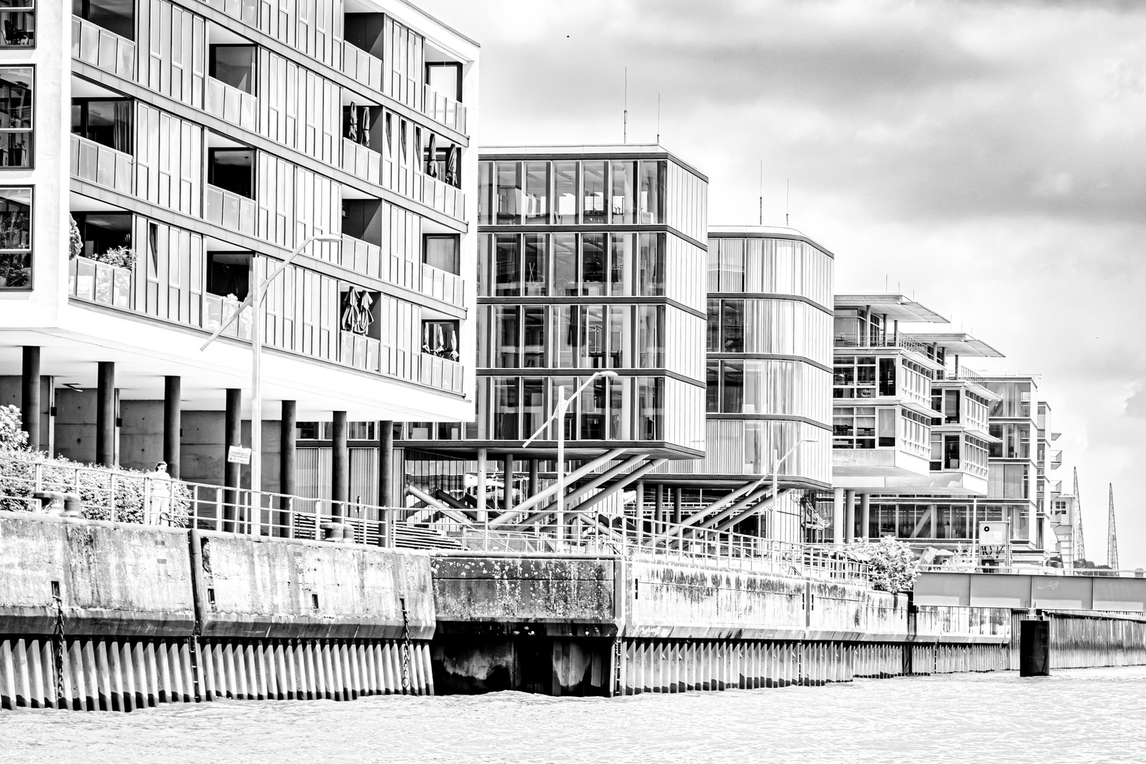 Moderne Bauten an der Elbe