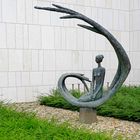 Moderne Bronzeskulptur im 'Vorgarten' eines Versicherungshochhauses