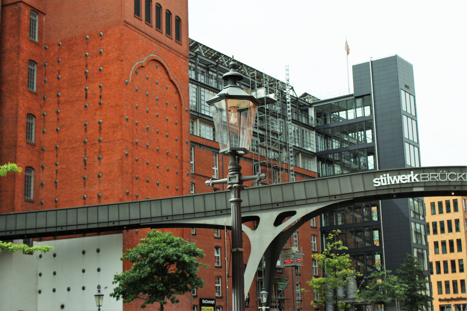 Moderne Brücke am Fischmarkt