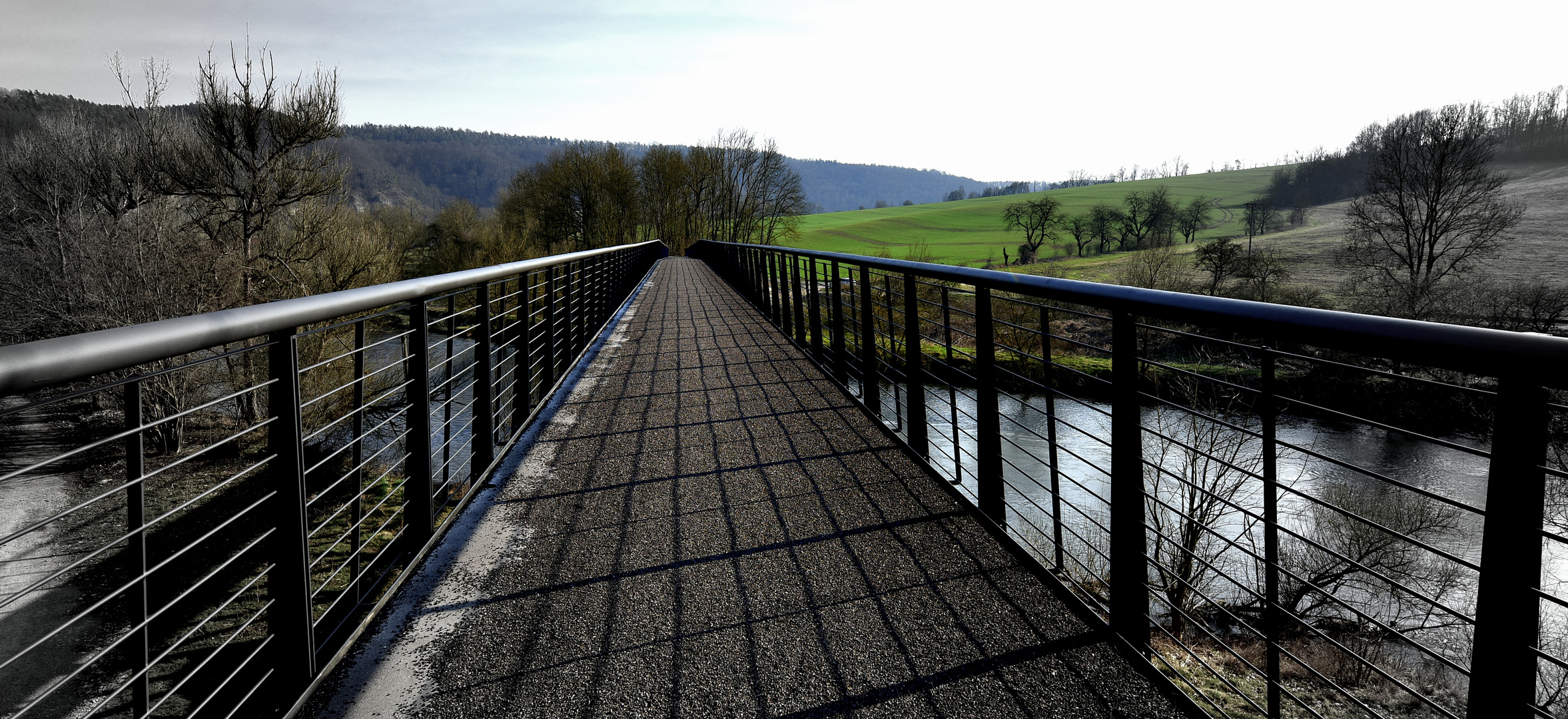 Moderne Brücke in Landschaft 