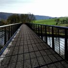 Moderne Brücke in Landschaft 