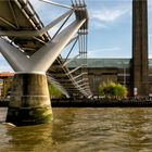 moderne Brücke über einem alten Fluß