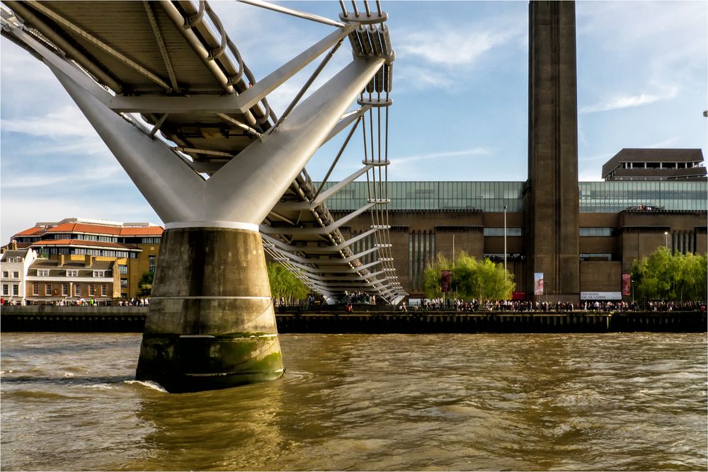 moderne Brücke über einem alten Fluß