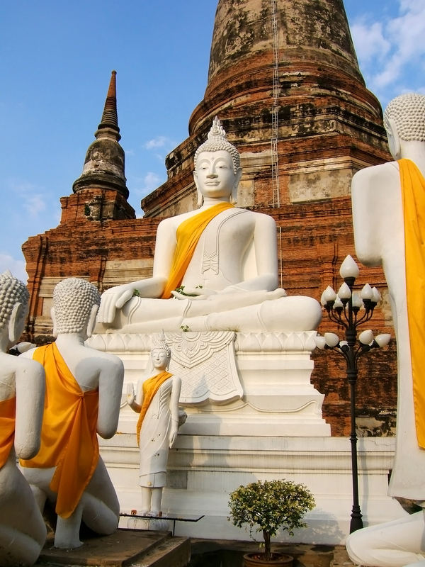 Moderne Buddha Staturen Gruppe in Ayutthaya Thailand