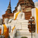 Moderne Buddha Staturen Gruppe in Ayutthaya Thailand