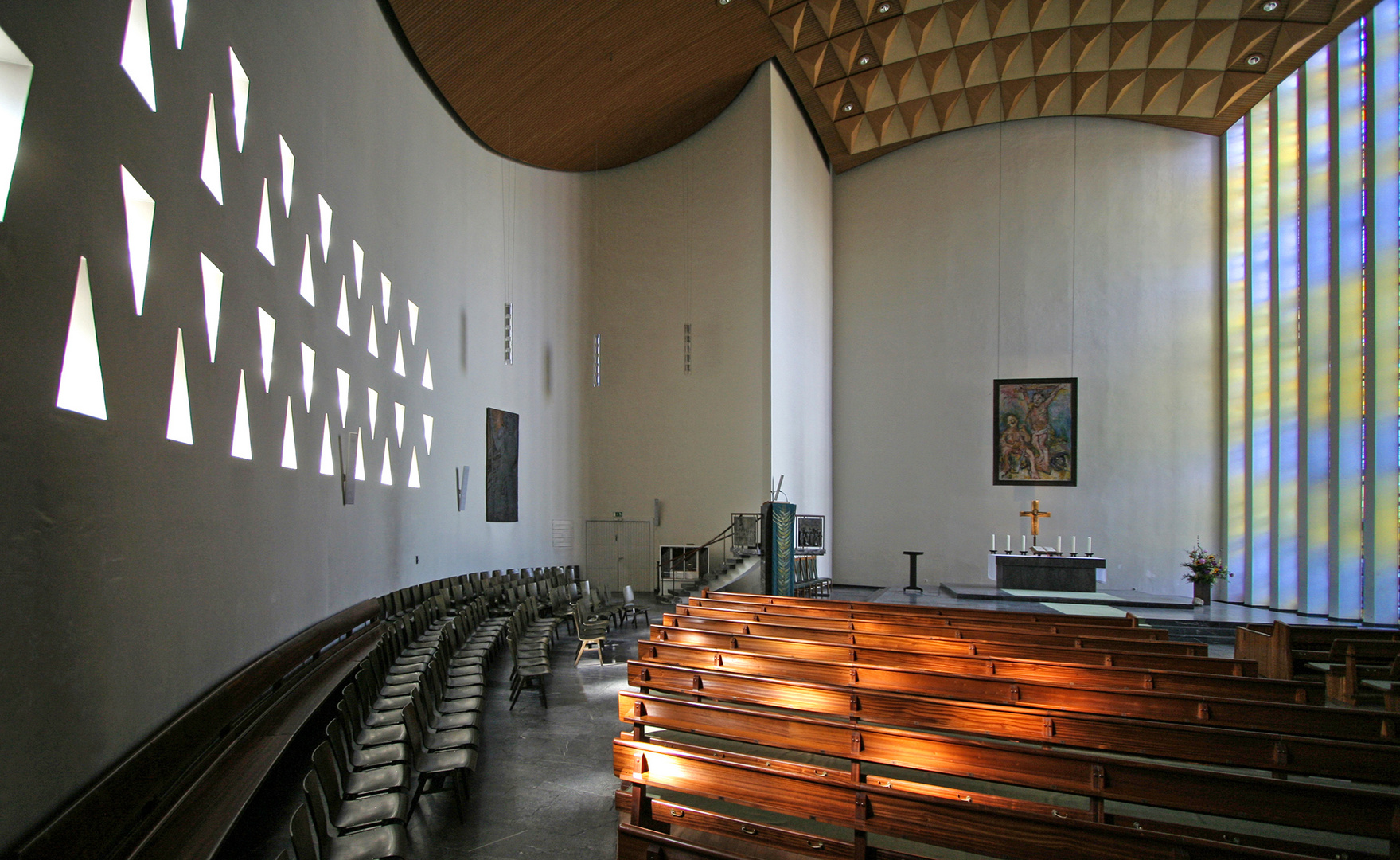 Moderne Kirche mit Tageslicht