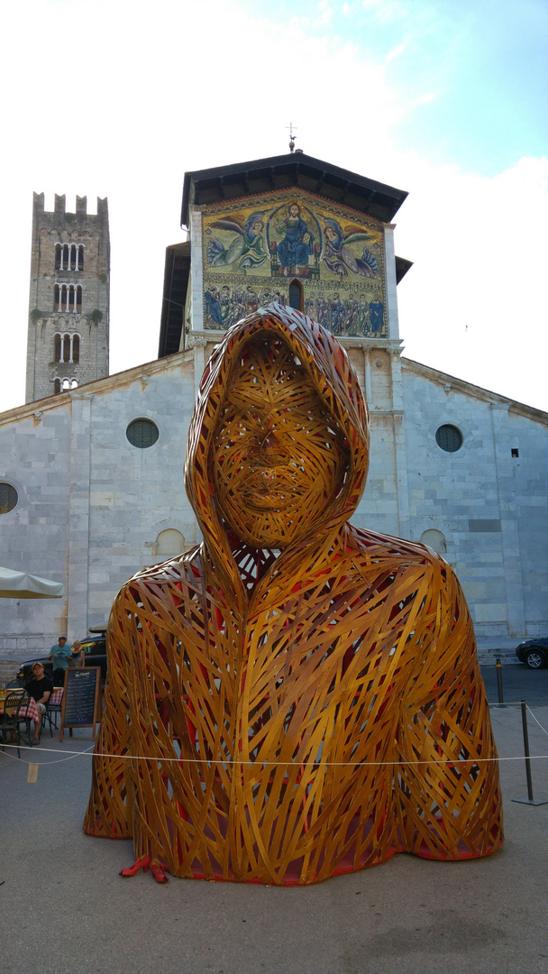 Moderne Kunst vor historischer Kirche