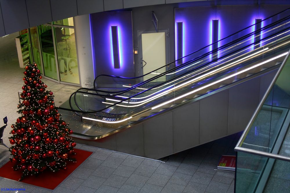 Moderne Lichtinstallation und Weihnachtsbaum am Flughafen in Düsseldorf