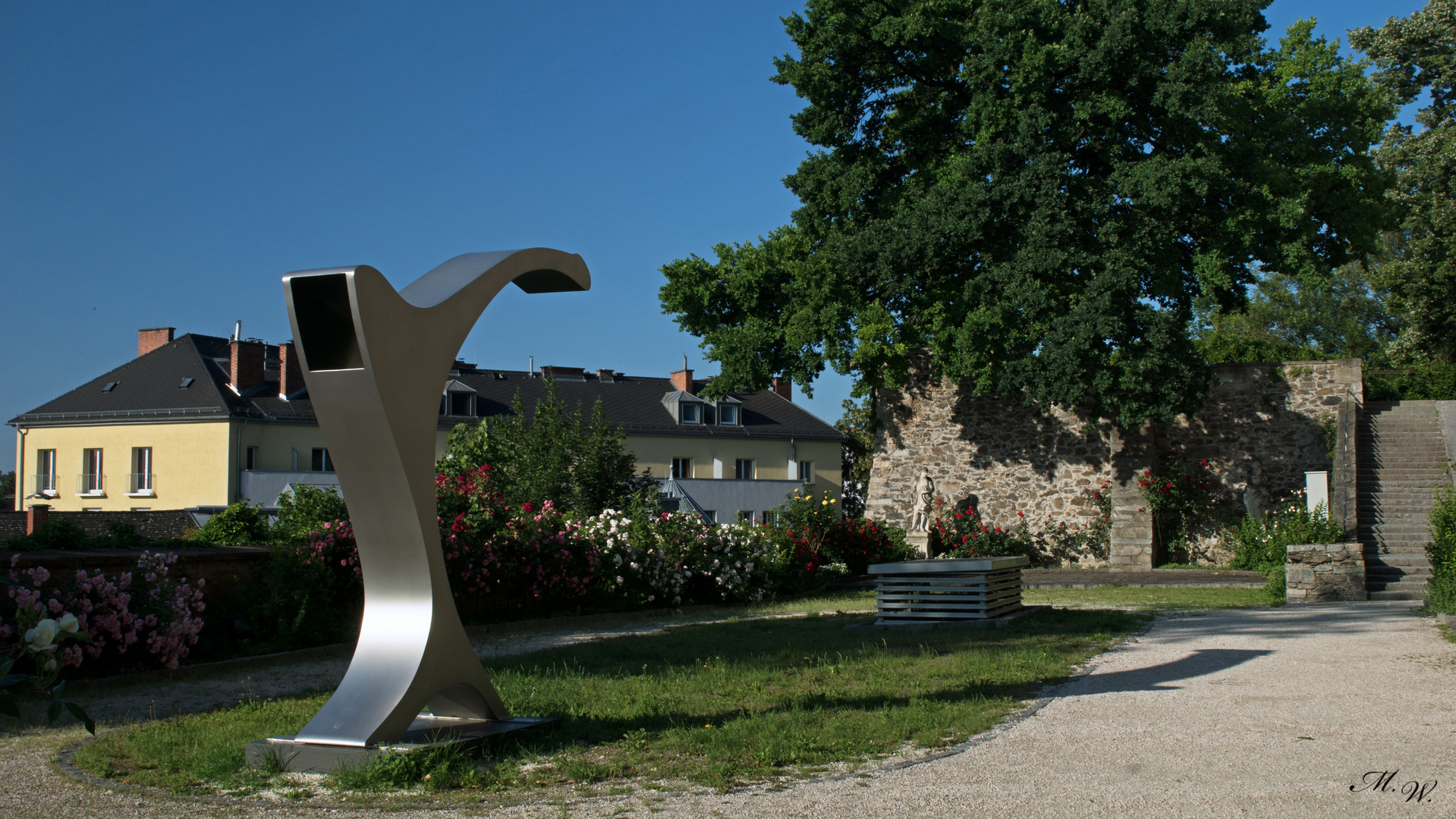 Moderne Skulptur im Schlosspark Linz