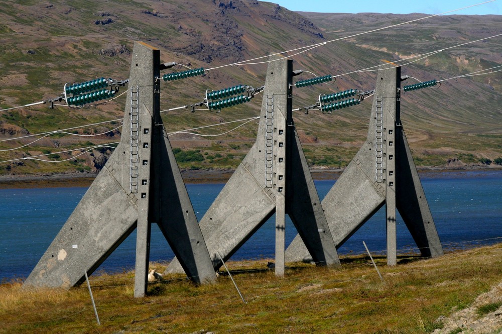 Moderne Strommasten in den Westfjorden