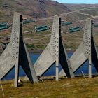 Moderne Strommasten in den Westfjorden