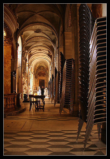Moderne Stühle in der Basilica di San Marco in Rom di Karen Orth