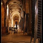 Moderne Stühle in der Basilica di San Marco in Rom