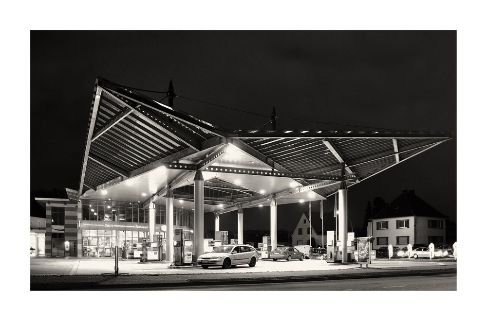 moderne Tankstelle am Abend