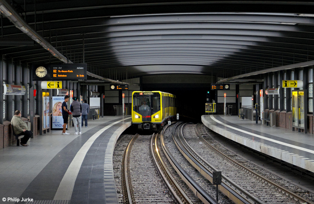 Moderne U-Bahn in moderner Halle