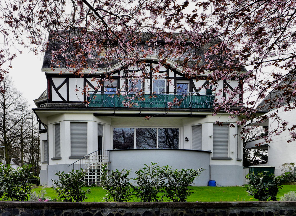 Moderne Villa im Frühling