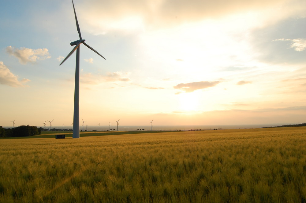 Moderne Windkraftanlage im Sonnenbad