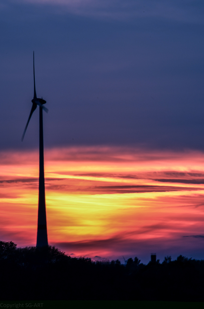 moderne Windmühle im Sonnenuntergang