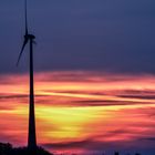 moderne Windmühle im Sonnenuntergang