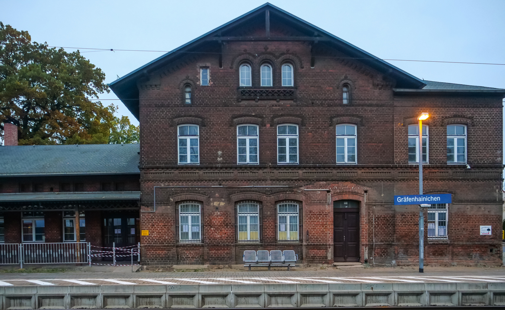 Moderner Bahnsteig - altes EG