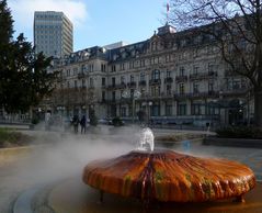 Moderner Brunnen in Wiesbaden